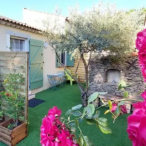 De L'olivier, Classe, Climatise, Jardin Avec Parking Gratuit Devant Le Et A 5 Minutes Du Centre-ville A Pied Hébergement de vacances